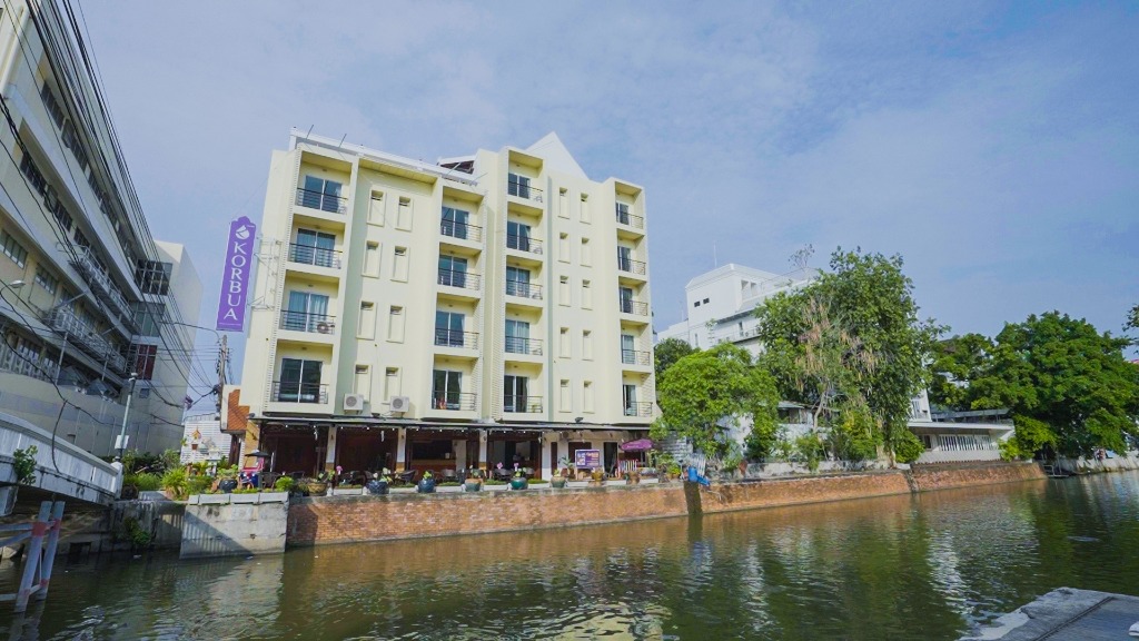 Korbua House Canal Side facade
