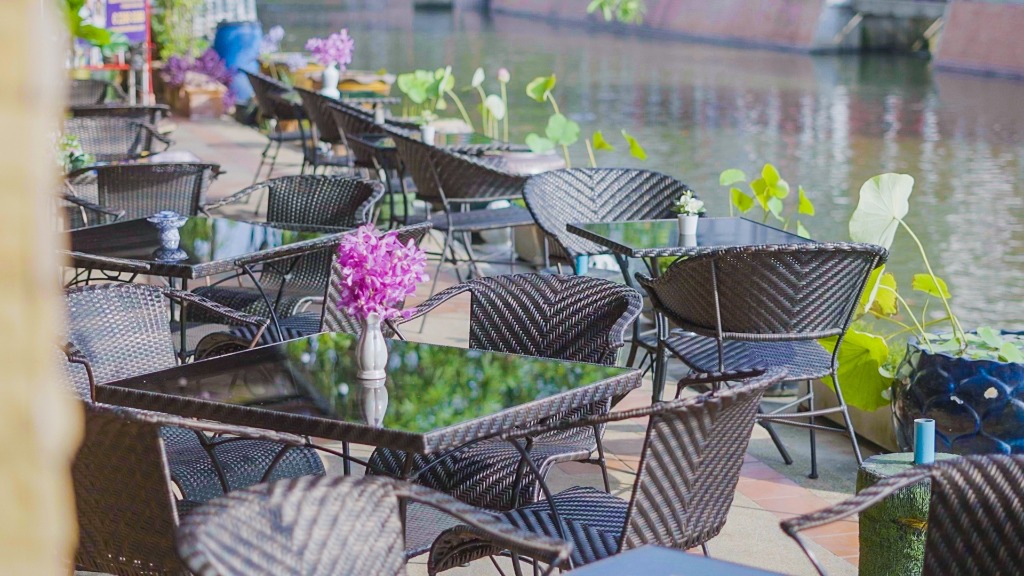 Korbua House Canal-Side Seating